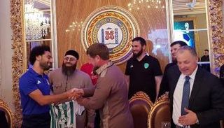 الرئيس الشيشاني يكرم محمد صلاح