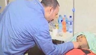 رئيس الوزراء الإثيوبي خلال زيارته جرحى انفجار أديس أبابا