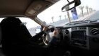 غادة .. أول سعودية تؤسس مركز صيانة سيارات نسائي