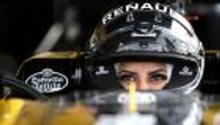 بالصور.. سيدة سعودية تقود سيارة فورمولا 1