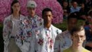 بالصور.. زهور وألوان زاهية في مجموعة ديور الجديدة لأزياء الرجال