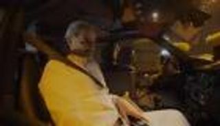 بالفيديو.. الوليد بن طلال في سيارة تقودها ابنته في الرياض