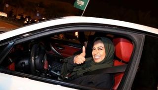 سعودية تعبر عن فرحتها بقيادة سيارتها - رويترز