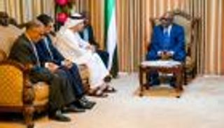 عبدالله بن زايد يبحث مع رئيس جزر القمر تعزيز العلاقات الثنائية