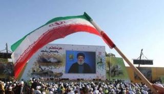 العلم الإيراني مرفوع في مؤتمر لمليشيا حزب الله