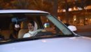 بالصور.. كاتبة سعودية تسجل شهادتها عن قيادة سيارتها لأول مرة في الرياض