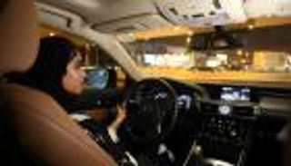 بالصور.. مجدولين تحقق حلمها بقيادة السيارة في شوارع السعودية