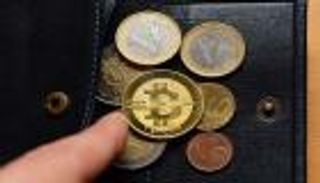 "بيتكوين" تتعافى بعد تسجيل أدنى مستوياتها في 2018