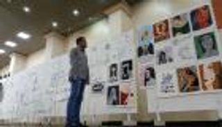 لاجئ سوري يتحدى إعاقته ويبدع لوحات فنية مميزة