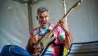 هاني عادل يرد على محمد رمضان بسيارة فيراري