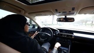 السعودية مجدولين تقود سيارتها للمرة الأولى 