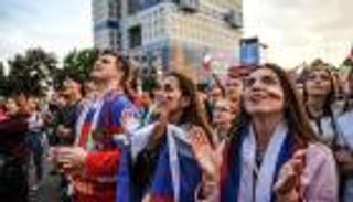 بالصور.. حسناوات كأس العالم يتجملن بأعلام بلادهن