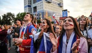 حسناوات يتجملن بأعلام بلادهن في كأس العالم