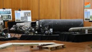 بقايا صورايخ حوثية تم عرضها خلال المؤتمر الصحفي للتحالف