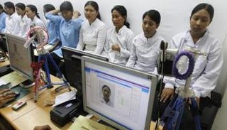 عاملات في أحد مكاتب الهجرة بإندونيسيا