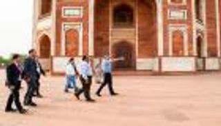 عبدالله بن زايد يزور ضريح "همايون" في نيودلهي