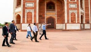 الشيخ عبدالله بن زايد يزور ضريح "همايون" 