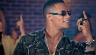 محمد رمضان في لقطة من كليب "نمبر وان"