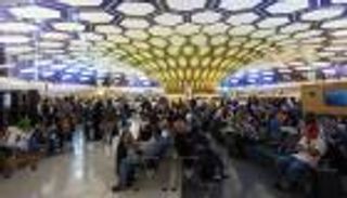 أختام تحمل شعار "عام زايد" لجوازات المسافرين عبر مطار أبوظبي