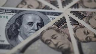 الدولار ينخفض أمام الين 