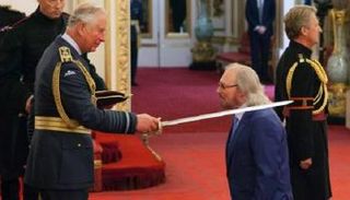 الأمير تشارلز أثناء مراسم منح باري جيب لقب فارس 