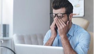 التحديق في شاشات الكمبيوتر يصيبك بجفاف العين