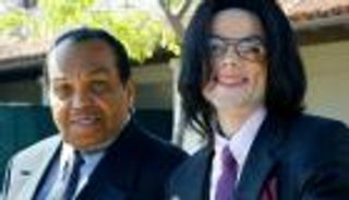 والد مايكل جاكسون يلحق بابنه.. وفيديو يكشف تفاصيل علاقتهما المتوترة