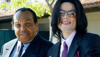 فيديو يكشف خلاف مايكل جاكسون ووالده الراحل - أرشيفية