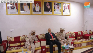 الرئيس اليمني عبد ربه منصور هادي في زيارة إلى القوات الإماراتية باليمن