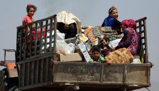 أطفال نزحوا مع عائلاتهم بعد تصاعد حدة العنف بالجنوب - رويترز