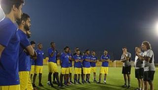 كارينيو مع لاعبي النصر 