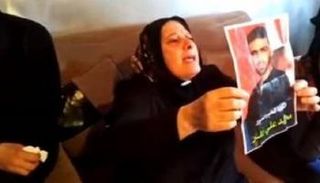 والدة الشاب اللبناني القتيل ترفع صورته