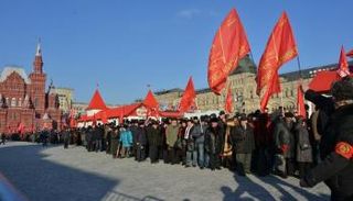 طابور الزوار أمام ضريح لينين امتد لـ400 متر