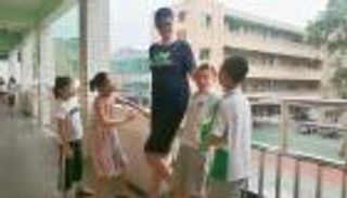 بالصور.. الطفل الصيني "شياو يو" عمره 11 عاما وتجاوز طوله مترين