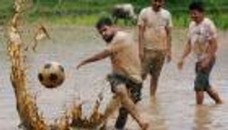 بالصور.. يوم الأرز في نيبال: رقص وغناء ومباريات بالطين والمستنقعات