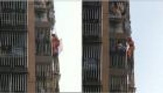 بالفيديو.. نجاة طفلة صينية سقطت من الطابق السادس