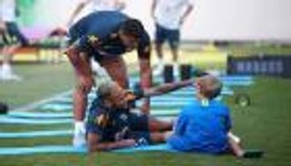 نجل نيمار يخطف الأضواء في تدريبات البرازيل قبل موقعة المكسيك