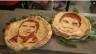 حمى المونديال.. بيتزا روسية تحمل صورتي سواريز ورونالدو 