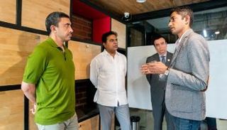 الشيخ عبدالله بن زايد خلال زيارته مدينة حيدر آباد للتكنولوجيا 