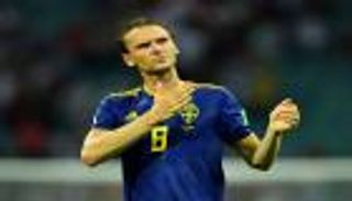 لاعب السويد يدافع عن فريقه ضد انتقادات الإنجليز