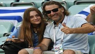 كارينيو في المدرجات مع ابنته 