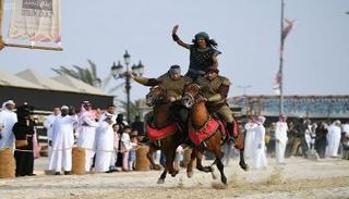 فرسان القبائل العربية خلال مسيرتهم في "جادة عكاظ"