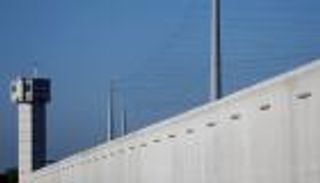 بالصور.. مجرم شهير يهرب بطائرة هليكوبتر من سجن بفرنسا