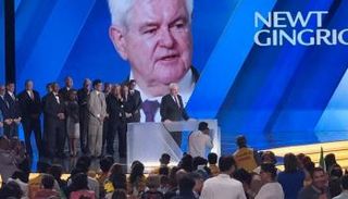 نيوت جينجريتش خلال إلقاء كلمته بمؤتمر المعارضة الإيرانية