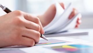 طفل في الثامنة يستعد لدخول الجامعة