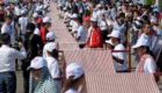 بالصور.. أطول وشاح في العالم يدخل موسوعة جينيس