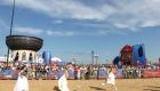 بالصور.. مباراة كرة قدم نسائية بفساتين الزفاف