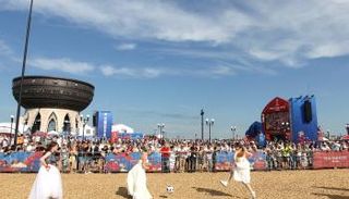  مباراة كرة قدم نسائية بفساتين الزفاف