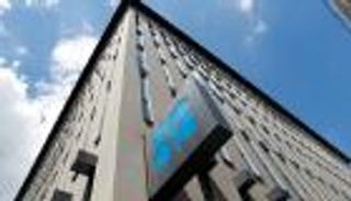 النفط يفقد مكاسبه بعد مساعٍ لزيادة الإنتاج