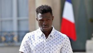 تسلق جاساما أحد المباني لإنقاذ طفل قبل سقوطه